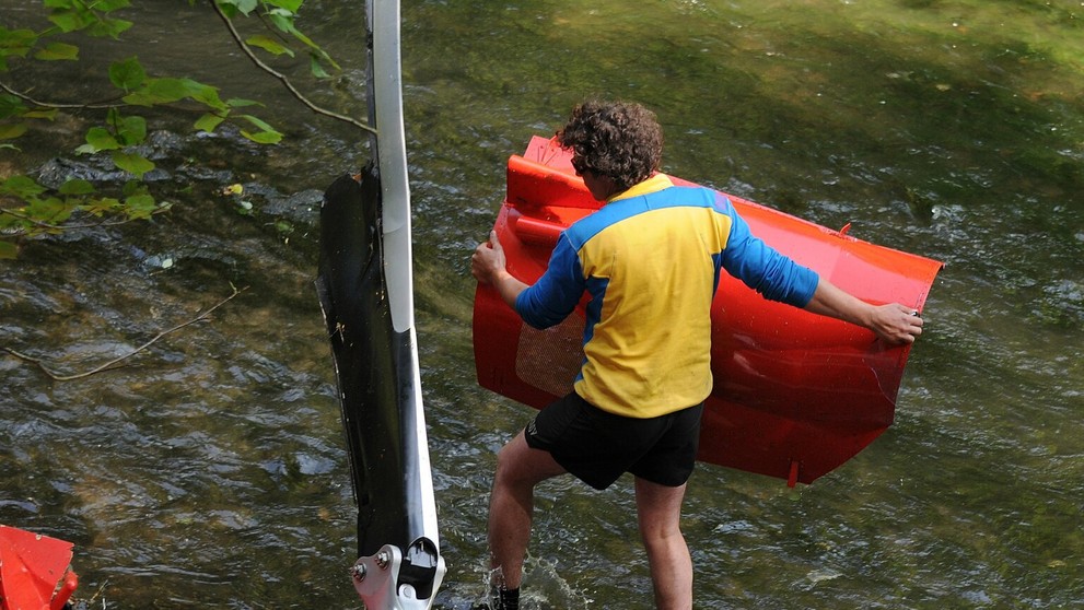 Vyslobodzovanie obetí zo spadnutého záchranárskeho vrtuľníka