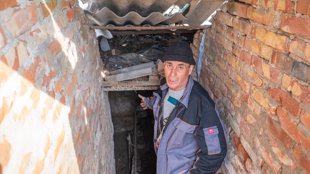 Oleg pred vchodom do pivnice, v ktorej sa ukrývali počas náletu