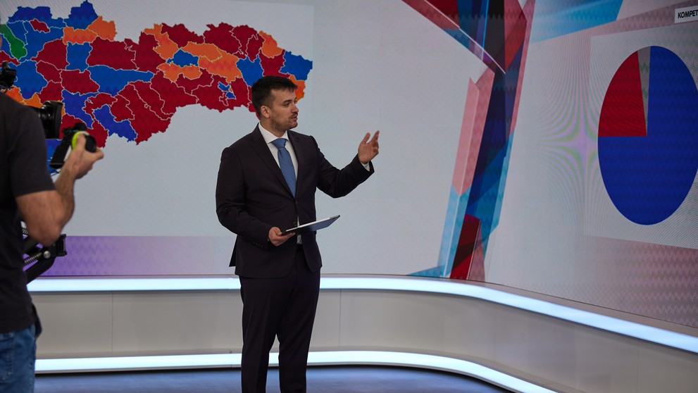 Prípravy na volebnú noc s Adelom Ghannamom.