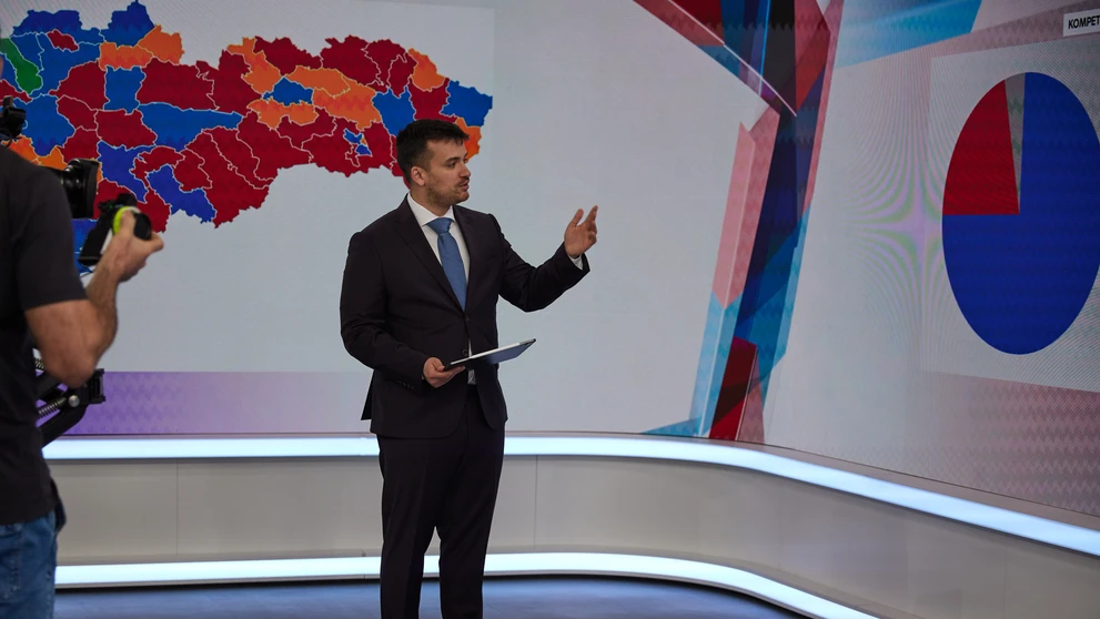 Prípravy na volebnú noc s Adelom Ghannamom.