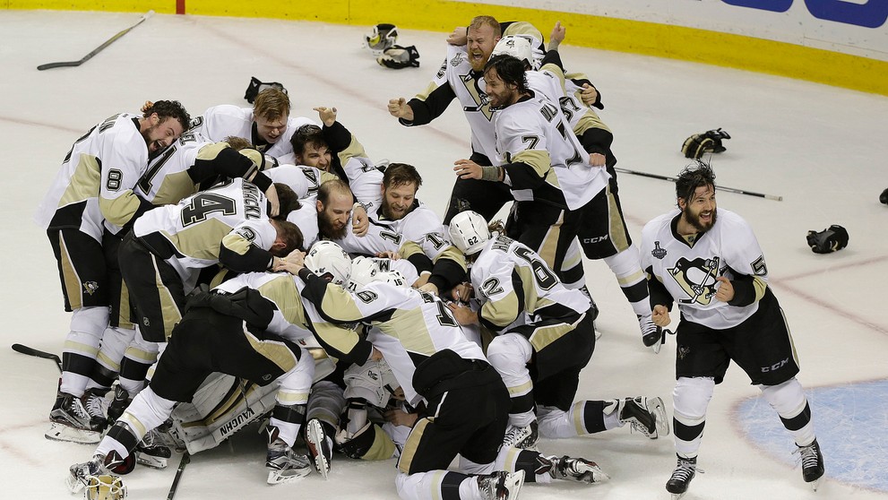 Obrovská radosť hráčov Penguins po finálovom triumfe nad San José Sharks.