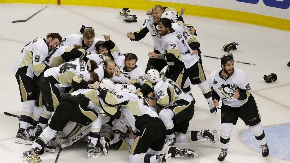 Obrovská radosť hráčov Penguins po finálovom triumfe nad San José Sharks.