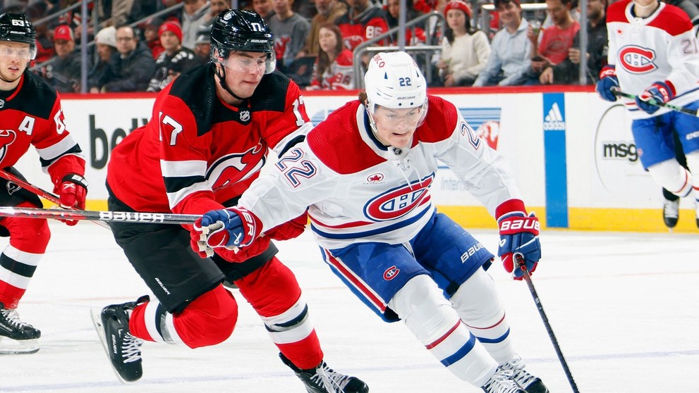 Šimon Nemec (v červenom) z New Jersey a Cole Caufield z Montrealu v súboji o puk.