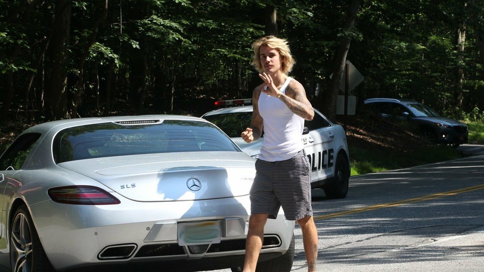 Bieberovi a Baldwin sa pokazilo auto. 