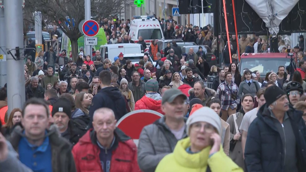 Ľudia húfne prichádzali na protest.