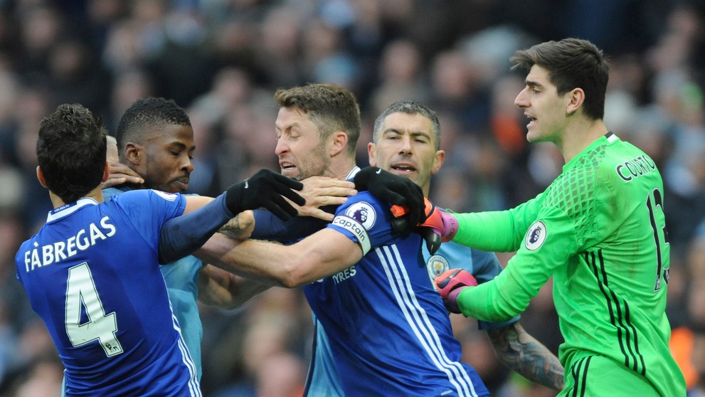 Strkanica hráčov v dueli Manchester City - Chelsea Londýn.