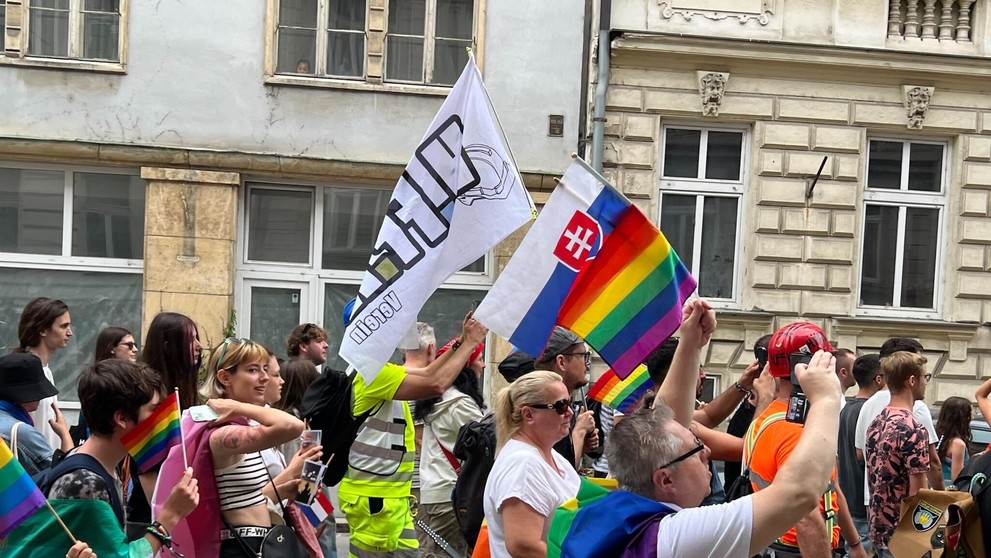 Dúhový Pride v uliciach Bratislavy.