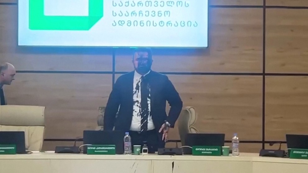 Šéfa gruzínskej volebnej komisie oblial člen opozície farbou
