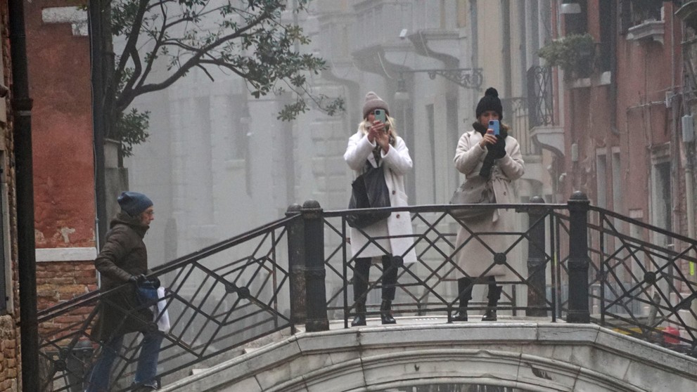 Na snímke nízka hladina v jednom z tamojších vodných kanálov v Benátkach.