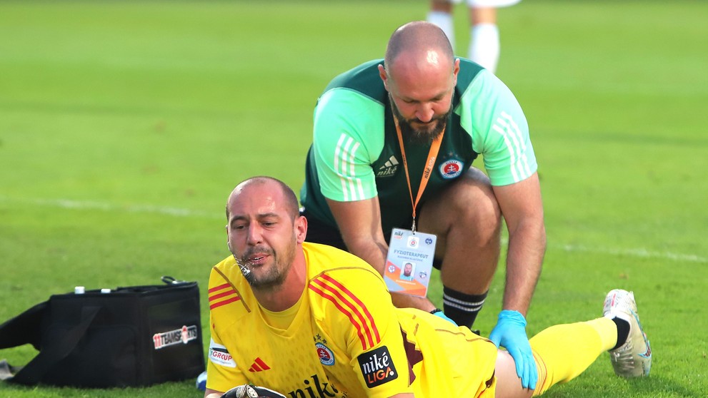 Zranený brankár Milan Borjan (Bratislava) v dohrávke 5. kola Niké ligy na pôde Ružomberka.