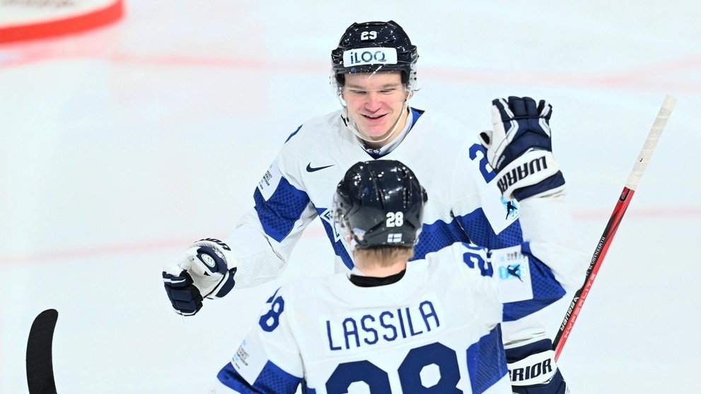 Fíni Hameenaho a Lassila oslavujú druhý gól do siete Slovenska.