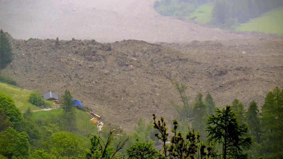 Veľká lavína so zmesou skál, snehu a vody v údolí vo švajčiarskom meste Wiler po tom, ako sa zosunul ľadovec Birch nad pohorím Blatten vo švajčiarskych Alpách.