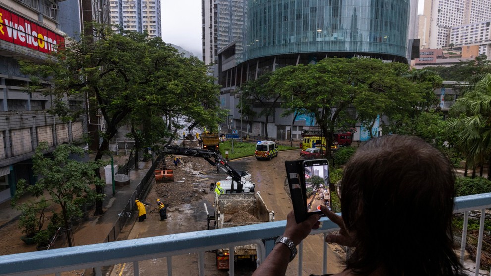 Záplavy v Hongkongu po rekordných dažďoch.