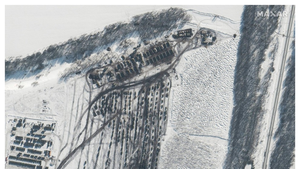 Satelitné zábery z 13. februára 2022 (hore) a 20. februára zobrazujú pohyb ruských vojenských jednotiek v ruskom meste Soloti, ktoré je asi 25 kilometrov severne od hraníc s Ukrajinou.