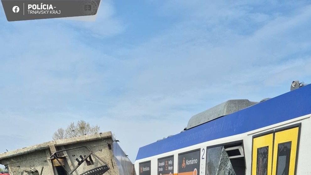 Na železničnom priecestí vrazil vlak do nákladiaku