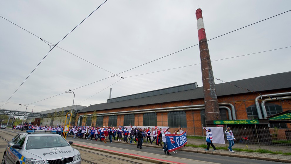 Pochod slovenských fanúšikov v Ostrave pred zápasom s Dánskom.