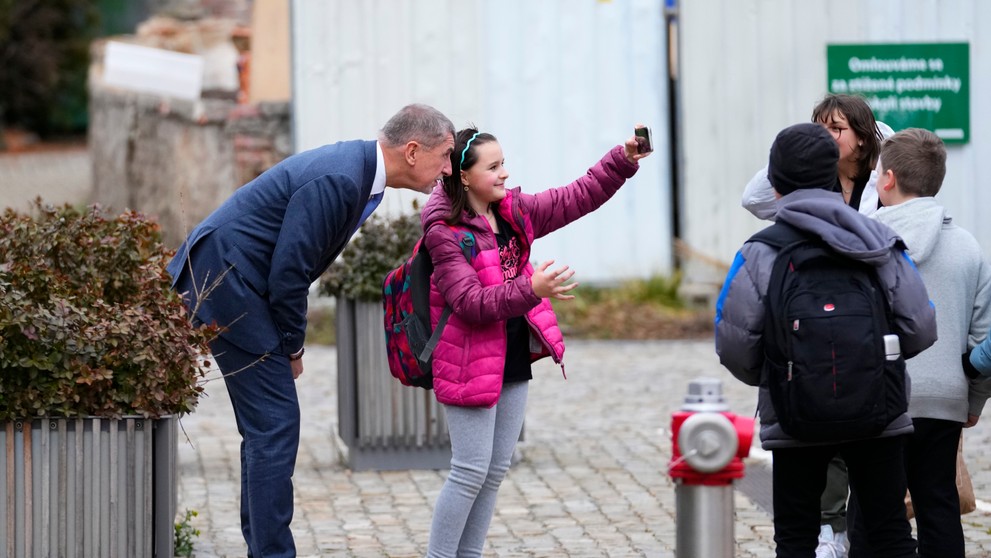 Bývalý premiér Českej republiky a kandidát na prezidenta Andrej Babiš sa fotí s malým dievčatkom pred volebnou miestnosťou v 1. kole prezidentských volieb.