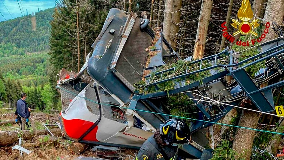 Pád lanovky na horu Mottarone v Taliansku