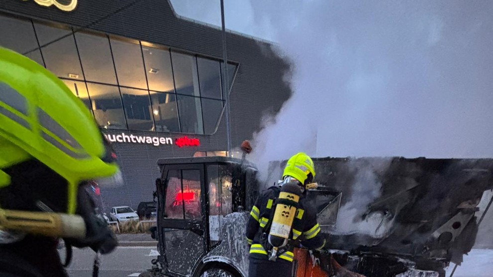 Plamene zachvátili zametacie vozidlo.