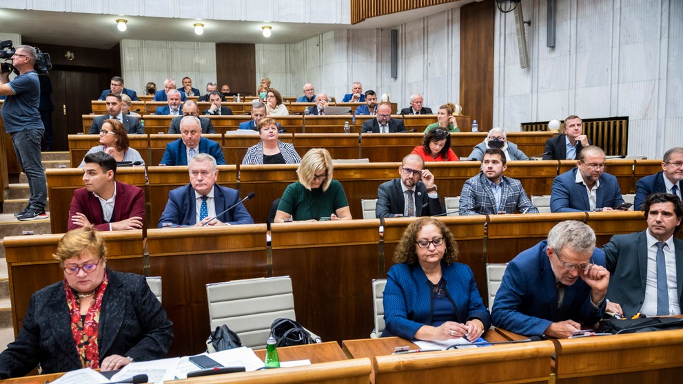 Na snímke poslanci OĽANO počas hlasovania o odvolaní ministra financií Igora Matoviča.