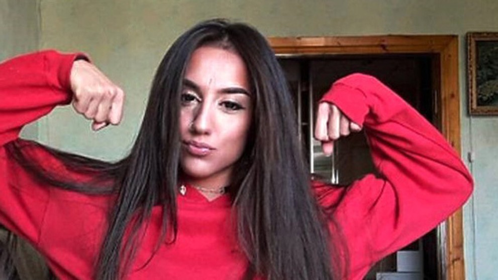 Krásna fitneska miluje svaly.