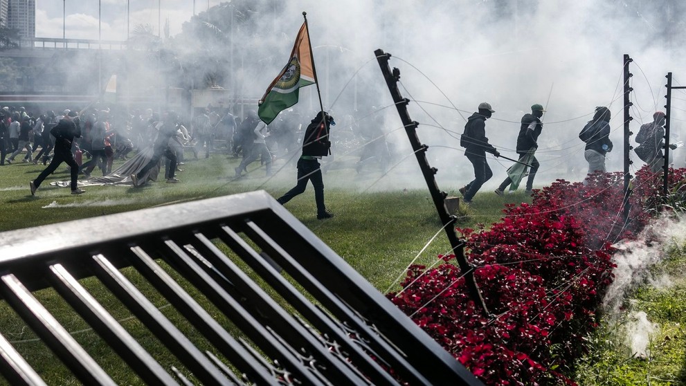 Protestujúci dav vtrhol do kenského parlamentu.