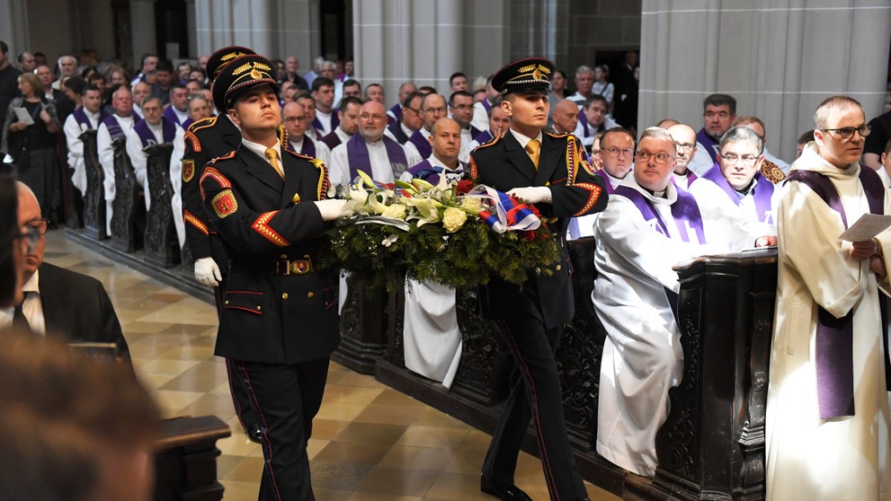 Posledná rozlúčka s košickým emeritným arcibiskupom Alojzom Tkáčom v Dóme sv. Alžbety.