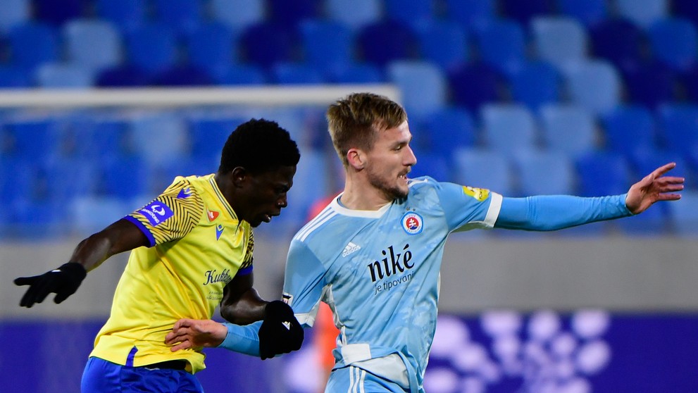 Sprava Aleksandar Čavrič zo Slovana a Sharani Zuberu (DAC) v zápase Fortuna ligy.