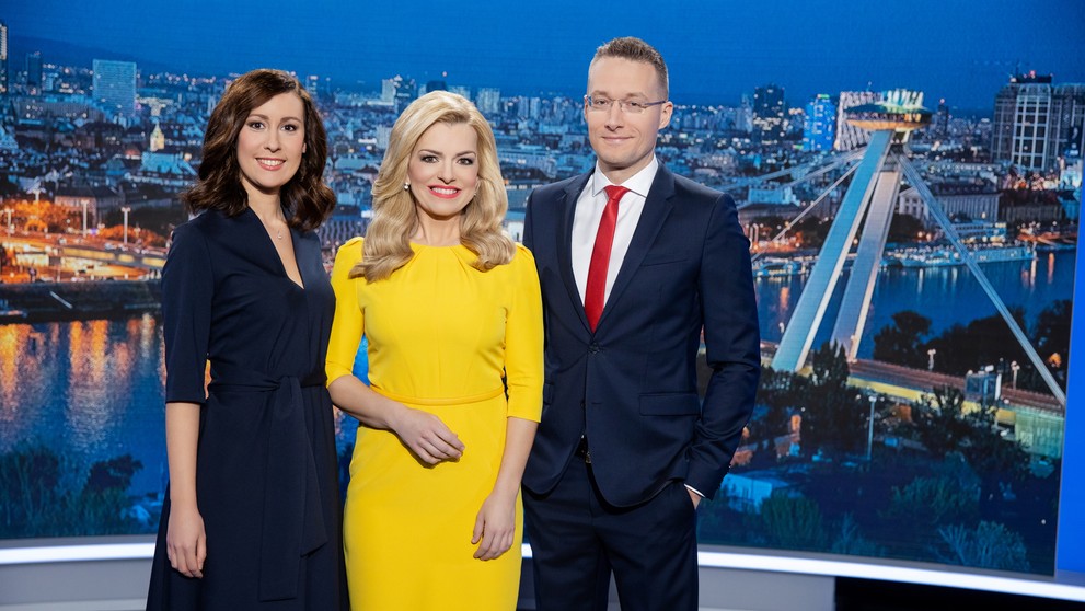 Právni zástupcovia TV Markíza zľava Daniel Lipšic, Tomáš Kamenec a Lucia Tandlich pred pojednávaním v kauze zmeniek.