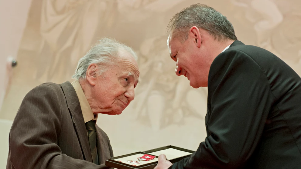 Architekt Vladimír Dedeček preberá Pribinov kríž II. triedy z rúk prezidenta SR Andreja Kisku.