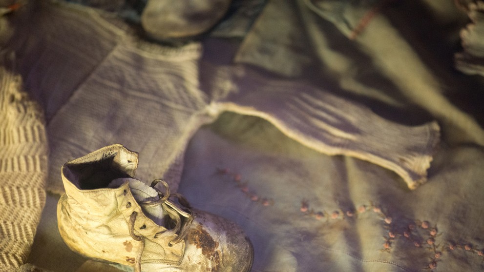 Dnes nájdete v Osvienčime množstvo oblečenia či obuvi po mŕtvych ľuďoch. 