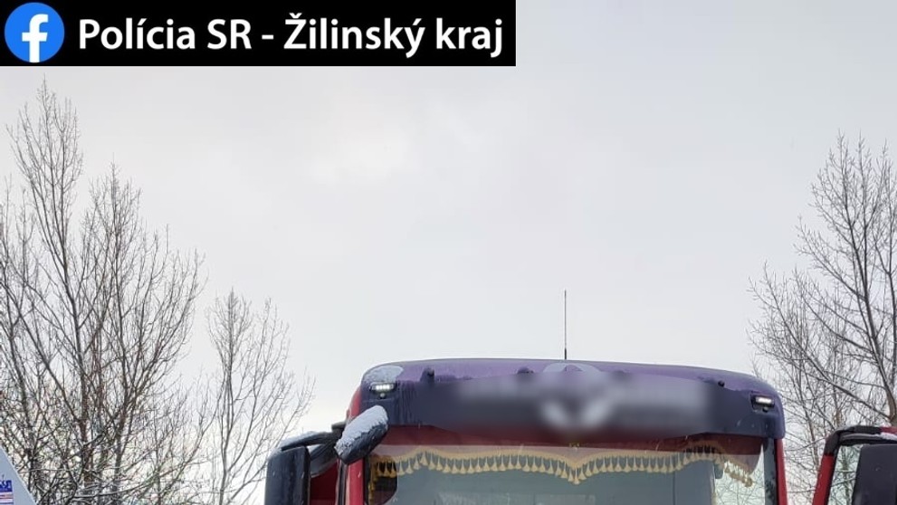 Traktor sa po zrážke zrútil do rieky.