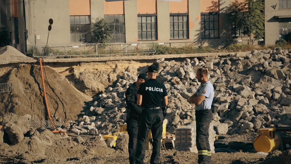 Polícia na mieste nálezu bomby.