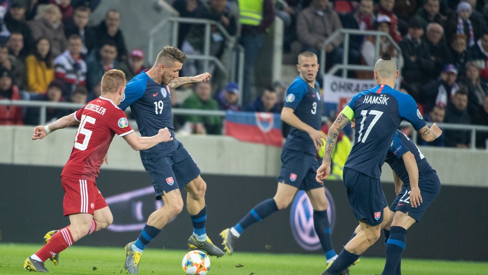 Na snímke druhý zľava Juraj Kucka (Slovensko) a vľavo Maďar László Kleinheisler v kvalifikácii ME 2020.