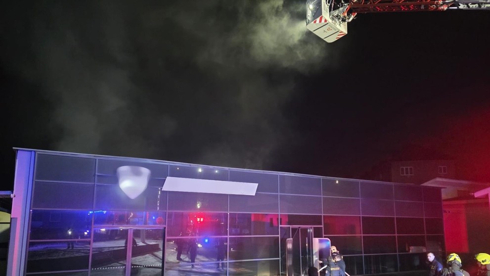 Požiar autosalónu.