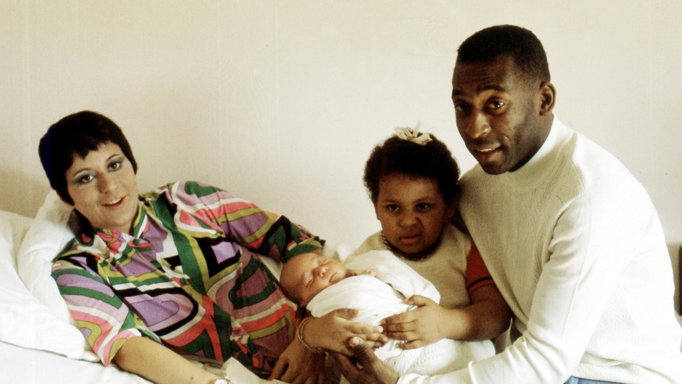Pelé s manželkou Rosemeri, dcérou Kelly a novorodeným synom Edsonom na snímke z roku 1976.