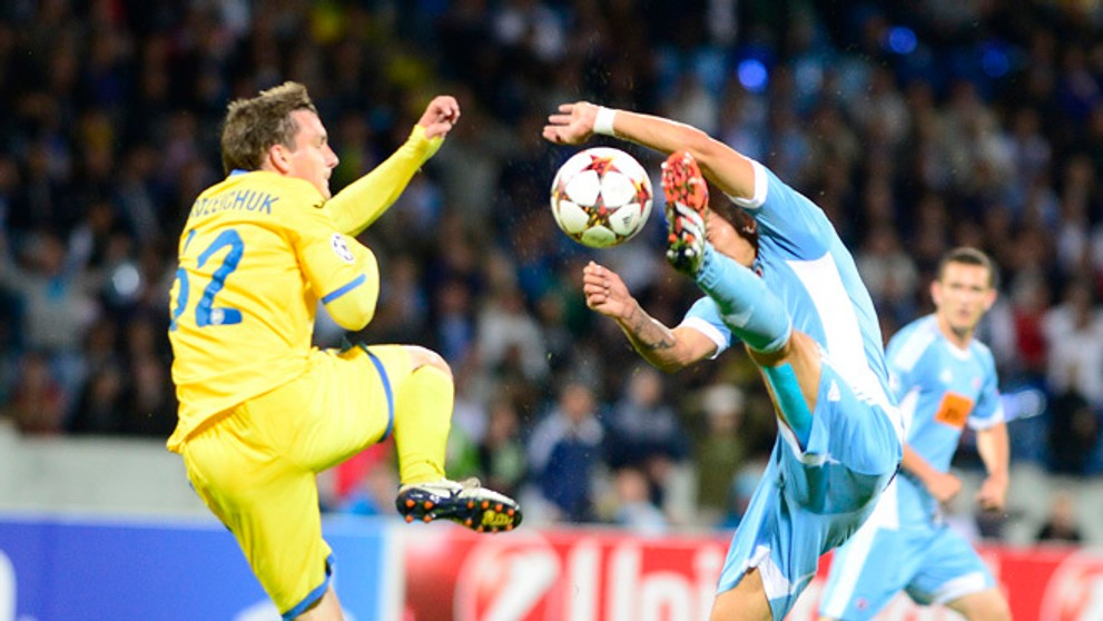 Erik Grendel (Slovan) a hráč Bate Borisov Michail Gordejčuk (vľavo).