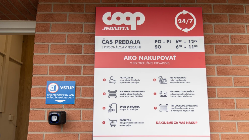 Informačná tabuľa pred predajňou