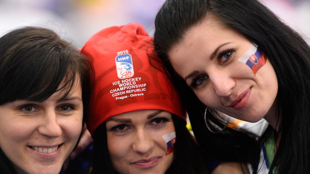 Slovenské fanúšičky na zápase Slovensko-Nórsko.