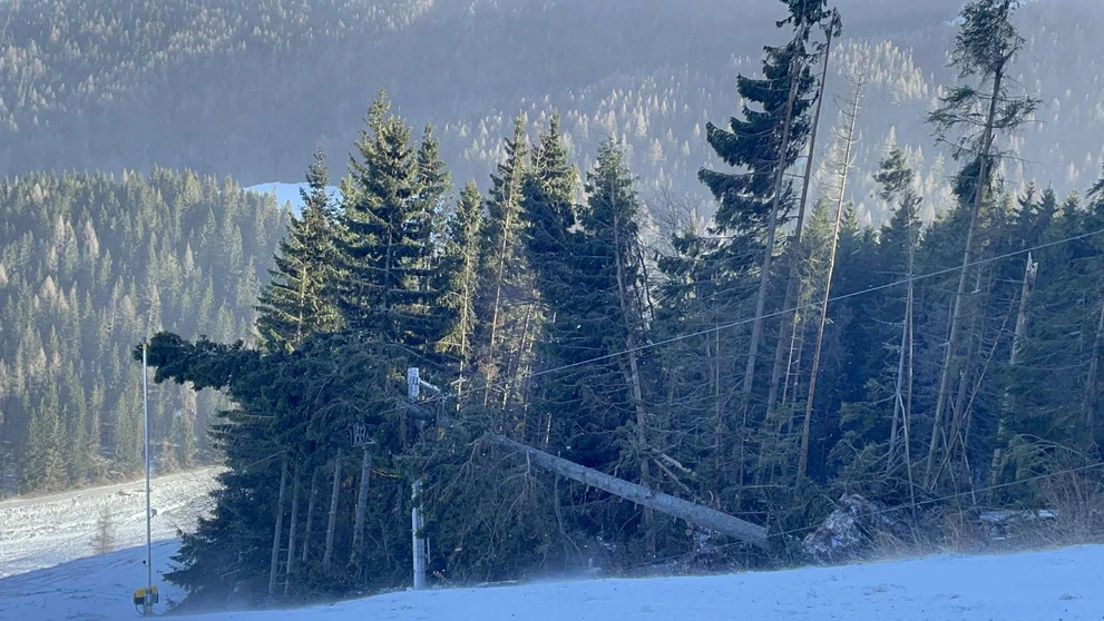 Silný vietor napáchal škody v SKI Resorte Smrečiny.