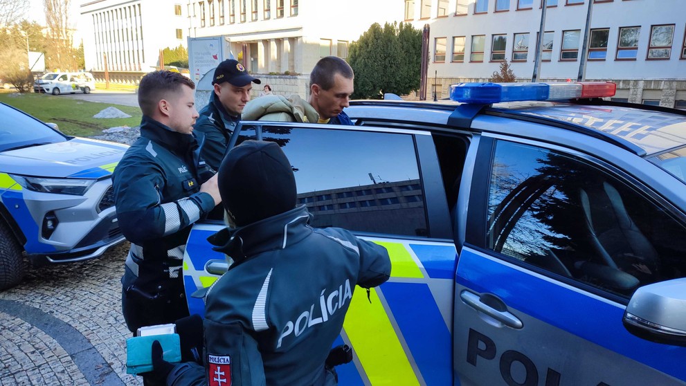 Muža odviedli policajti. 