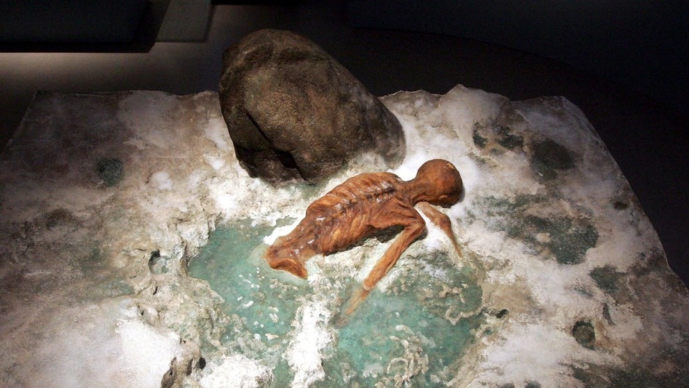 Expozícia ukazuje, v akej polohe našli turisti ľadového muža.