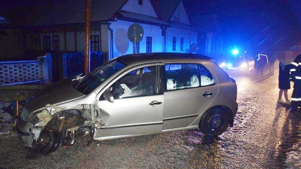 Vodič  prešiel do protismeru anarazil do železného oplotenia a zvodidla