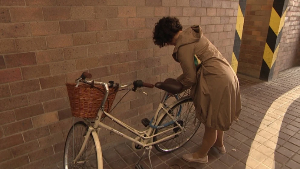 Lucia Nicholsonová parkuje bicykel v parlamentnej garáži.