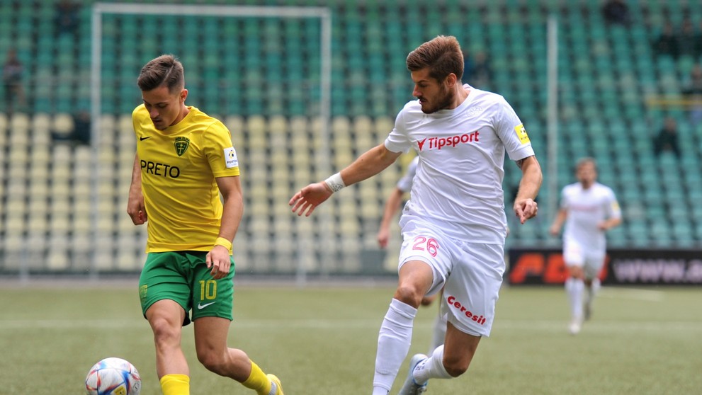 Zľava Adrián Kaprálik (Žilina) a Imrich Bedecs (Liptovský Mikuláš) počas 11. kola Fortuna ligy.