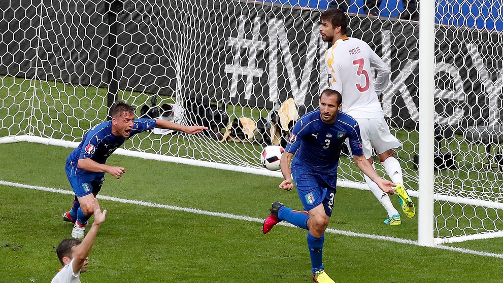 Talian Giorgio Chiellini (vpravo) sa teší po strelení úvodného gólu v osemfinále ME proti Španielsku.