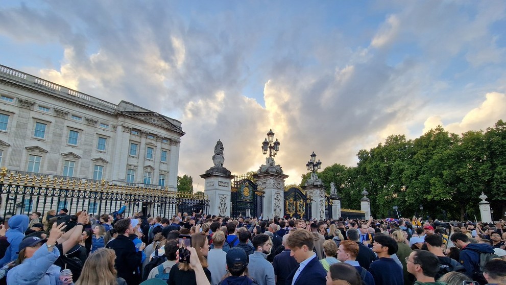 Davy ľudí pred Buckinghamským palácom.