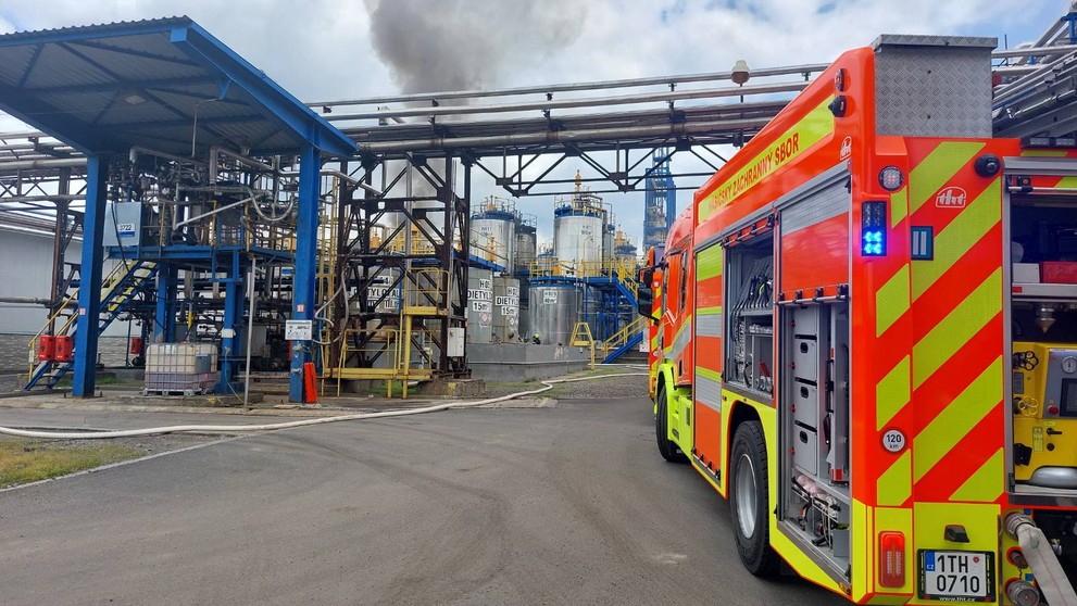 Hasiči a policajti zasahujú po výbuchu v chemickej továrni