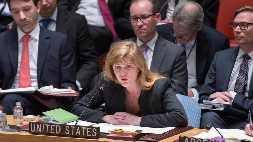 Americká veľvyslankyňa pri OSN Samantha Powerová reční na mimoriadnom zasadnutí BR OSN.