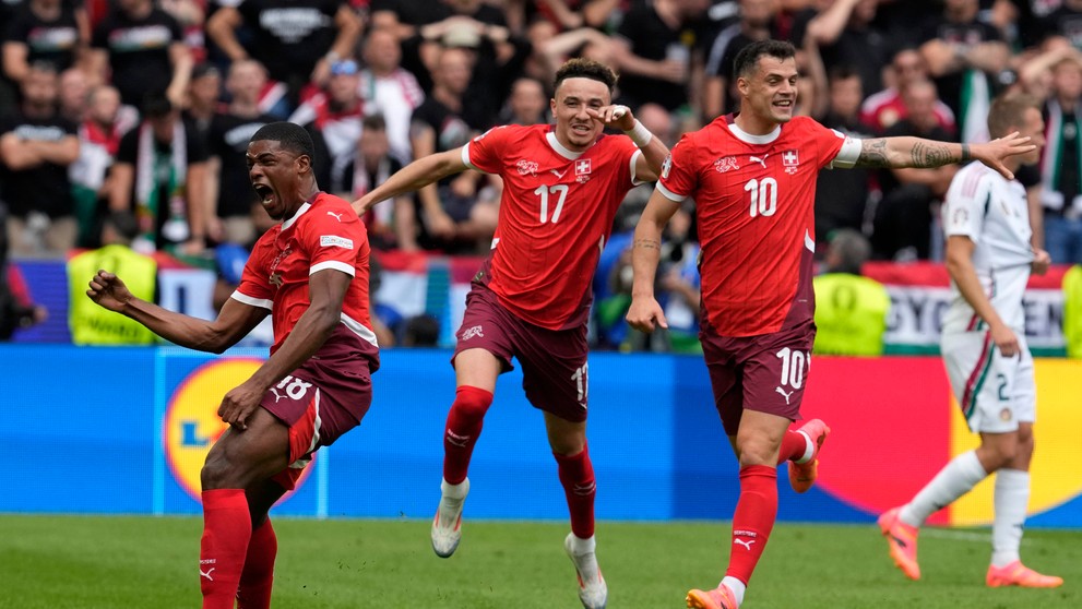 Švajčiarsky hráč Kwadwo Duah (vľavo) oslavuje so spoluhráčmi po tom, ako strelil úvodný gól.